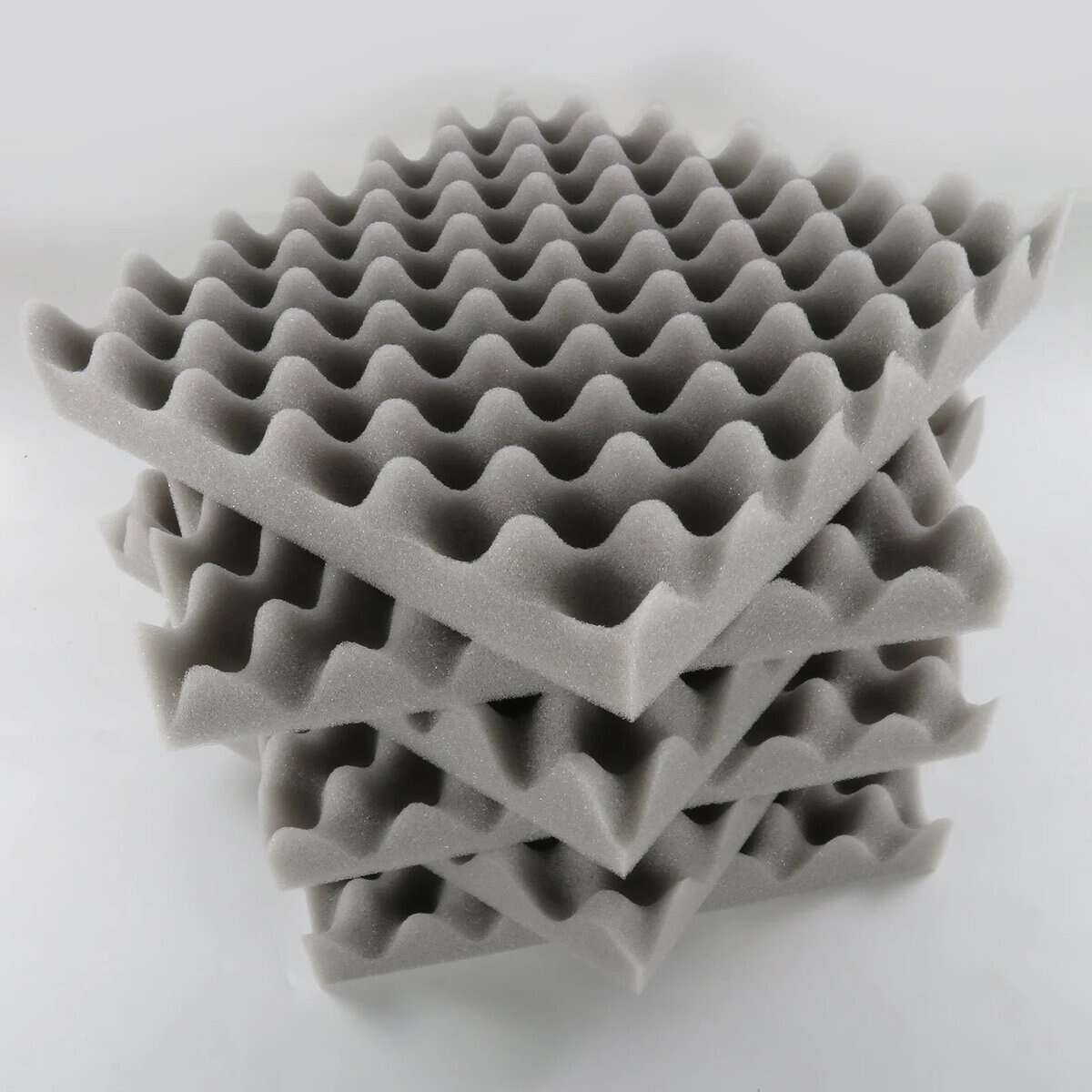 Mousse acoustique alvéolée gris, 30x30x5cm, 12 pièces empilées.