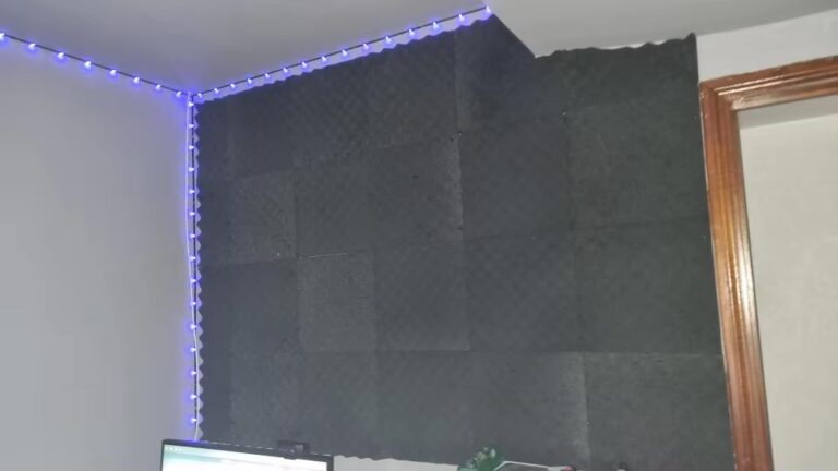 Mur recouvert de mousse acoustique, éclairé par un ruban lumineux
